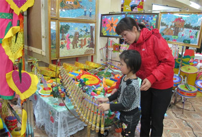 Bé tập làm “nghệ sĩ”