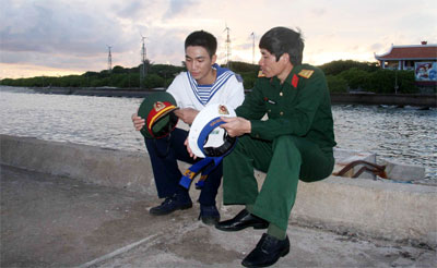 Chung câu quân hành nơi “đầu sóng”