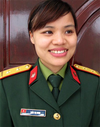 Nữ sĩ quan trẻ đam mê khoa học