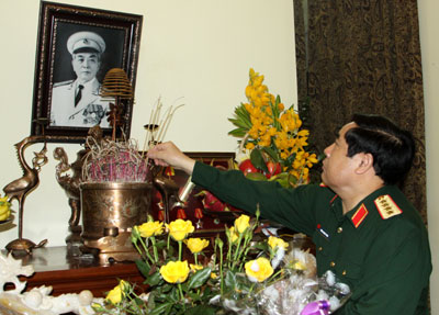 Đại tướng Phùng Quang Thanh dâng hương tưởng nhớ các tướng lĩnh thời kỳ kháng chiến chống Pháp