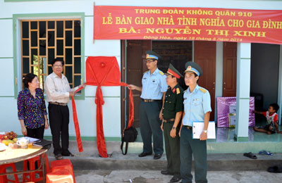 Trung đoàn không quân 910 tặng nhà tình nghĩa gia đình chính sách