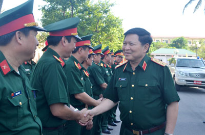 Thượng tướng Ngô Xuân Lịch làm việc tại Bộ CHQS tỉnh Nghệ An