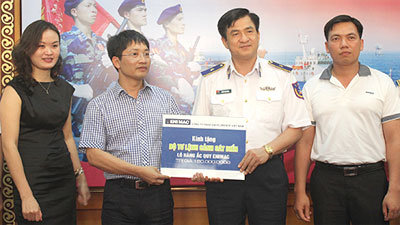 Cảnh sát biển tiếp nhận lô ắc quy trị giá 180 triệu đồng phục vụ nhiệm vụ bảo vệ biển đảo