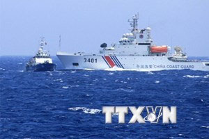 Ai đang hất đi bát nước đầy? 