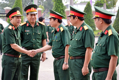 Trung tướng Mai Quang Phấn thăm, kiểm tra LLVT tỉnh Long An   