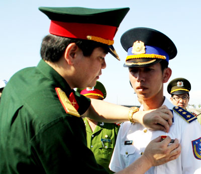 Tặng thuyền trưởng tàu Cảnh sát biển 4033 huy hiệu “Tuổi trẻ dũng cảm” 