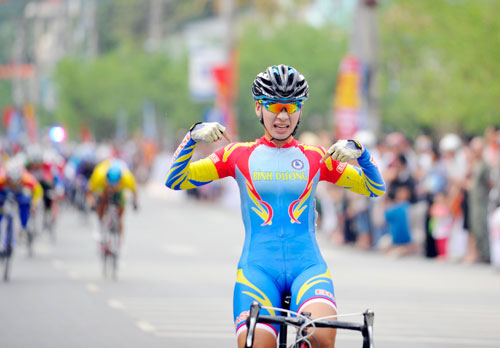 Tay đua Lê Nguyệt Minh về đích đầu tiên