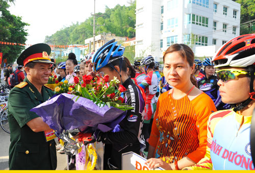 Đồng bào náo nức chào đón đoàn đua