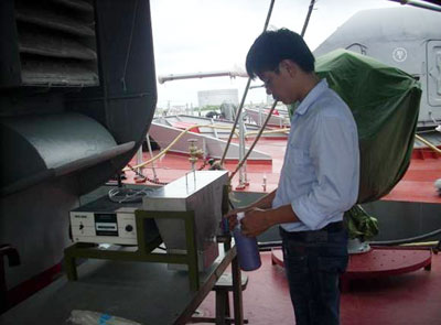 Làm sạch phin lọc dầu động cơ tua-bin của tàu chiến bằng siêu âm