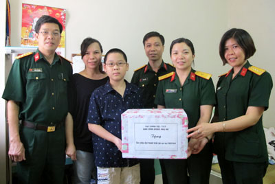 Tặng quà 87 con quân nhân có thành tích xuất sắc Cơ quan Tổng cục Chính trị