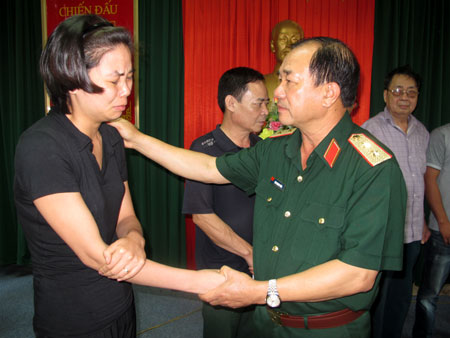 Trung tướng Mai Quang Phấn thăm, tặng quà gia đình cán bộ, học viên hy sinh trong vụ tai nạn trực thăng