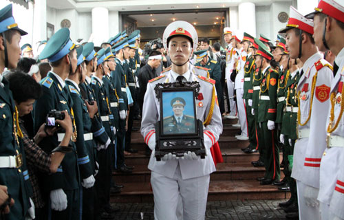 Quân, dân thương tiếc tiễn đưa các liệt sĩ về nơi an nghỉ cuối cùng