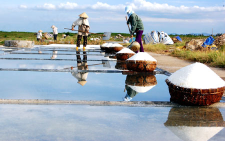 Làng muối Hộ Độ - người già gắng trụ với nghề