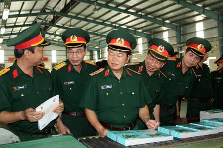 Thượng tướng Đỗ Bá Tỵ thăm, kiểm tra Nhà máy in Bộ Tổng Tham mưu