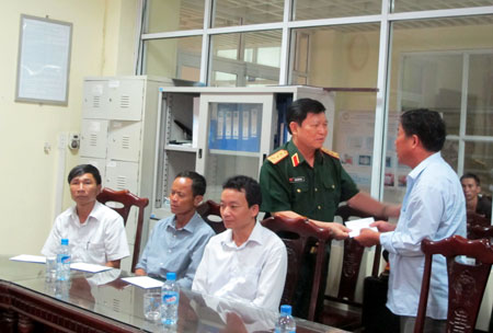 Thượng tướng Ngô Xuân Lịch thăm các chiến sĩ bị thương trong vụ tai nạn trực thăng