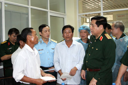 Đại tướng Phùng Quang Thanh thăm các chiến sĩ bị thương và chỉ đạo khẩn trương khắc phục hậu quả vụ tai nạn trực thăng