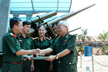 Về nơi vũ khí...chuyện trò