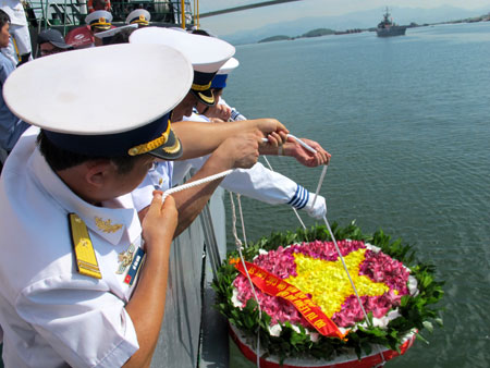 Tưởng niệm các anh hùng liệt sĩ và nhân dân hy sinh trong chiến thắng trận đầu