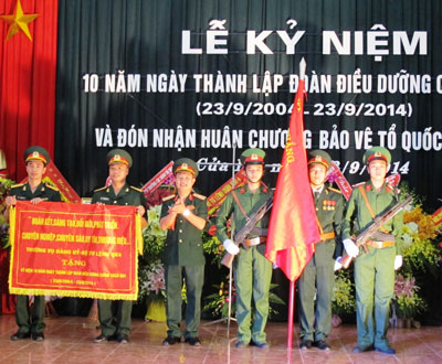 Đoàn Điều dưỡng Chính sách Quân khu 4 nhận Huân chương Bảo vệ Tổ quốc hạng Ba.
