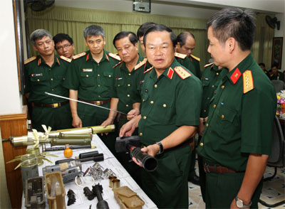 Thượng tướng Đỗ Bá Tỵ làm việc tại Nhà máy Z117