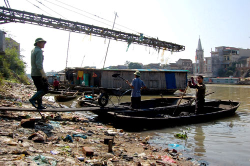 Bấp bênh làng nổi Nguyệt Đức