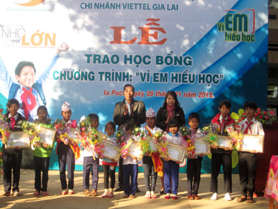 Trao học bổng chương trình “Vì em hiếu học”