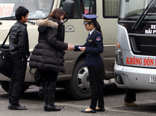 Kiểm soát vé tại bến xe Gia Lâm: Kiên trì và kiên quyết