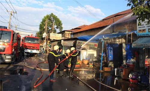 Cháy 8 căn nhà tại đường Bình Đông, 1 người tử vong