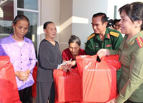 Lực lượng vũ trang tỉnh Đồng Nai khám bệnh, tặng quà gia đình chính sách