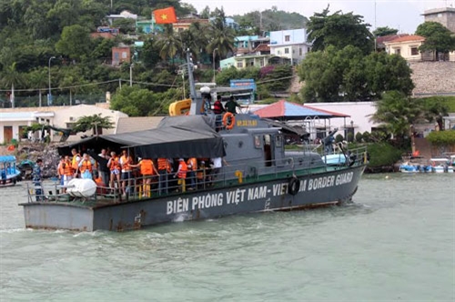29 du khách nước ngoài gặp nạn trên biển được đưa vào bờ an toàn