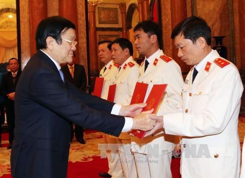 Chủ tịch nước trao quyết định bổ nhiệm kiểm sát viên Viện Kiểm sát Nhân dân Tối cao 