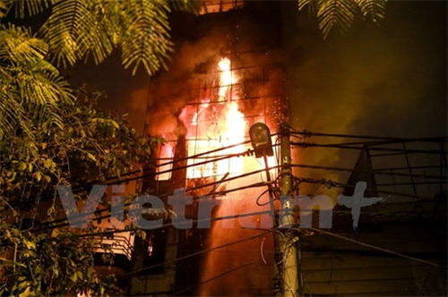 Cháy lớn ở quán karaoke 31 Nguyễn Khang, Hà Nội 