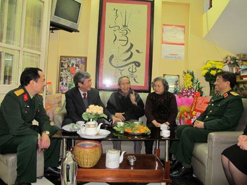 Đồng chí Đinh Thế Huynh thăm, chúc Tết nhà báo Phú Bằng