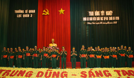 Trường Đại học Nguyễn Huệ trao bằng tốt nghiệp cho 150 học viên 