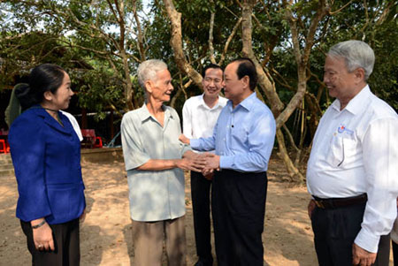 Lãnh đạo TP Hồ Chí Minh tặng quà cơ sở cách mạng tại Trà Vinh và Bến Tre