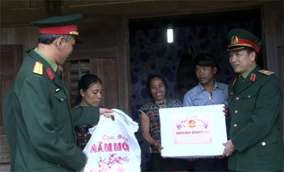 Chăm lo Tết cho người có công và người nghèo