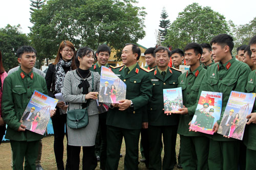 Thượng tướng Mai Quang Phấn và lãnh đạo Báo Nhân dân, Báo QĐND thăm, chúc Tết Trung đoàn 246