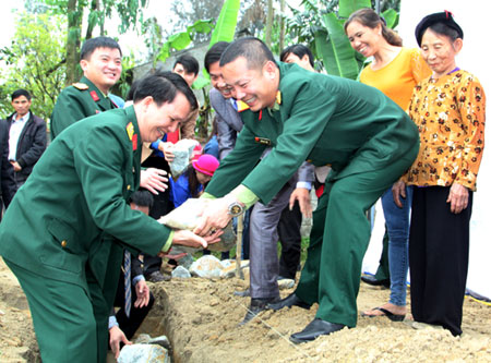 Tuổi trẻ Viettel tặng quà trường học và tặng Ngôi nhà 100 đồng tại Hà Tĩnh