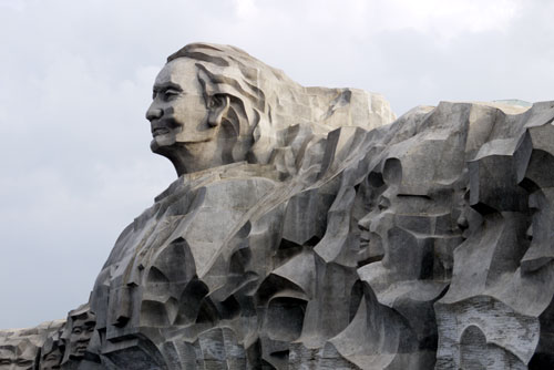 Trước Tượng đài Mẹ anh hùng