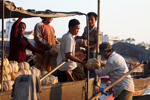 Tấp nập chợ nổi Cái Răng