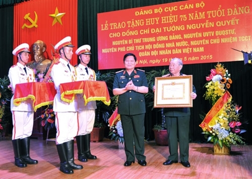Trao Huy hiệu 75 năm tuổi Đảng tặng Đại tướng Nguyễn Quyết