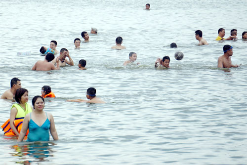 Nguy hiểm bãi tắm tự phát ở Hồ Tây