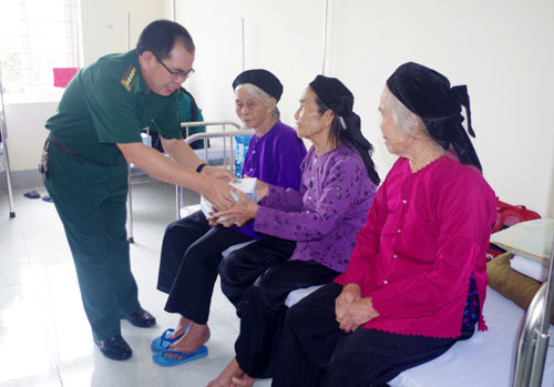 BĐBP Cao Bằng: Khám bệnh, tổ chức tham quan cho đối tượng chính sách