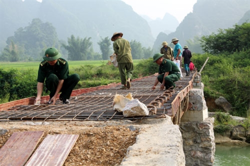 Quân, dân nối đôi bờ Quây Sơn