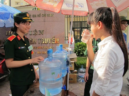 Miệt mài đội nắng đồng hành cùng sĩ tử