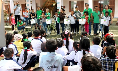 Tặng gần 500 suất quà và 20 xe đạp cho học sinh miền núi