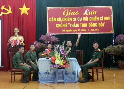 Cán - binh gần gũi, thắm tình đồng đội