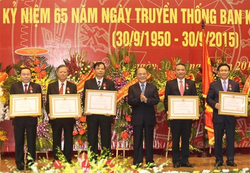 Ban Kinh tế Trung ương đón nhận Huân chương Lao động hạng Nhất 