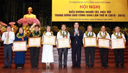 Tuyên dương đồng bào Công giáo tiêu biểu