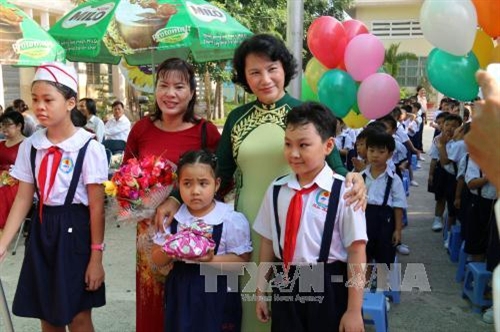 Cả nước tưng bừng khai giảng năm học mới